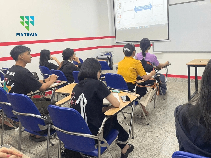 hoat-dong-fintrain-2